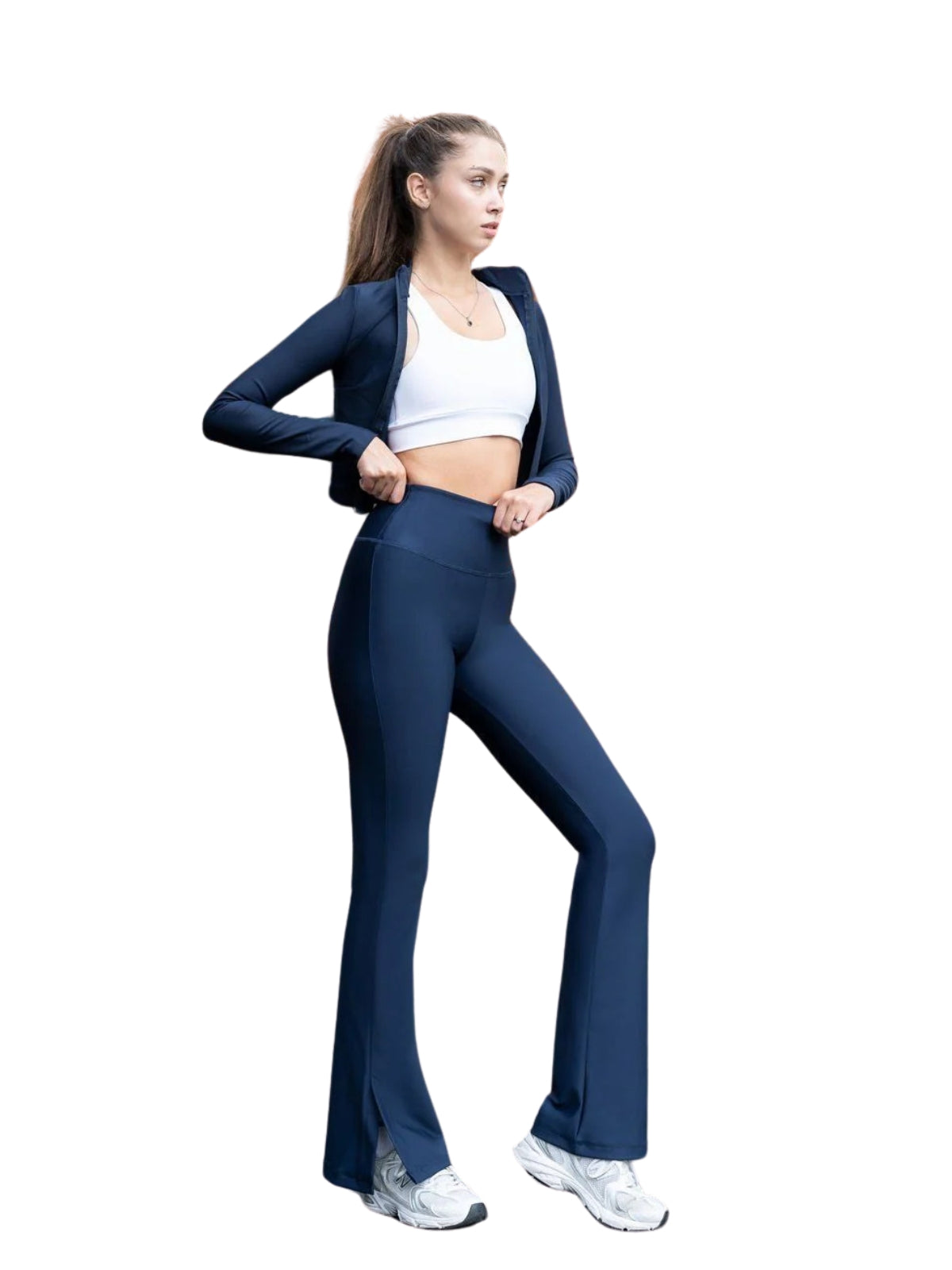 Frau in weißem bauchfreiem Top, Lismina 1259 Split Spanish Leggings in Marineblau und Jacke passt Turnschuhe für perfekten Sitz an.